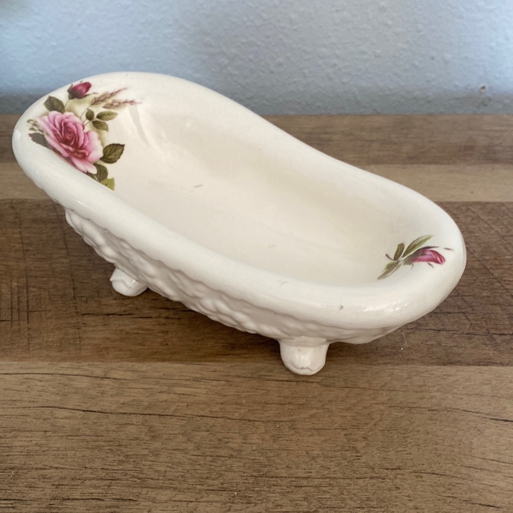 Victorian look bathtub soap dish with roses